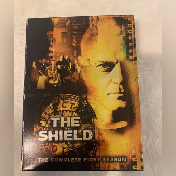 The Shield Season 1, 2, 3, 4 & 6 - Picture 2 of 11